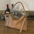 Borsa a spalla marrone in pelle martellata con tracolla regolabile e zip in metallo - Marrone