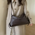Elegante borsa tote in pelle marrone caffè testurizzata indossata come borsa a spalla - Marrone
