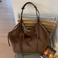 Grand sac cabas marron foncé en suédine avec double bandoulière au design minimaliste - Marron