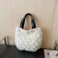 Borsa a secchiello in ecopelliccia bianca con trama a rosa e manico in pelle nera - Bianco