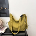 Borsa tote in velluto a coste giallo zenzero con tasche laterali e tracolla regolabile - Giallo