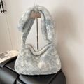 Sac à bandoulière en peluche douce aux tons bleu clair et blanc avec effet tie-dye - Bleu