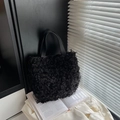 Elegante borsa tote in peluche nera con manici lisci per lo stile autunno-inverno - Nero