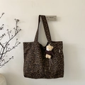Borsa tote in tela leopardata marrone e nera con un simpatico ciondolo a orsetto - Stampa Leopardata Grande con Ciondolo