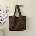 Borsa tote in tela con stampa leopardata marrone scuro e tracolle lunghe con etichetta - Stampa Leopardata Piccola senza Ciondolo