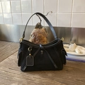 Borsa tote in camoscio nero con cuciture bianche a contrasto e tracolla in pelle - Nero