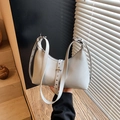 Minimalistische hellgraue Vintage-Tasche aus Leder mit verstellbarem Gurt und Metallschnalle - Grau