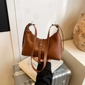 Retro braune Leder-Beuteltasche mit Nietenriemen und mattem Finish für Damen - Braun