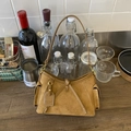 Dettaglio del rivestimento in pelle a V e delle tasche laterali con patta di questa borsa in pelle scamosciata - Marrone