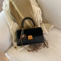 Petit sac carré noir en cuir avec rabat en daim et détail de pendentif fleur doré - Noir (Avec Pendentif)