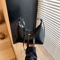 Schicke schwarze Halbmond-Schultertasche mit silbernen Nieten und glattem Kunstleder - Schwarz
