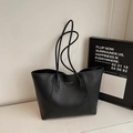 Grande borsa tote nera in ecopelle con effetto stropicciato, logo dorato e spalline sottili - Senza Ciondolo / Nero