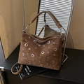 Sac sous le bras en daim marron avec rivets argentés et style industriel chic moderne - Marron