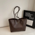 Large capacity tote bag in dark brown faux leather with vintage texture and gold logo - No Pendant / Brown