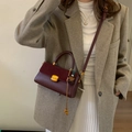 Sac bandoulière bordeaux en similicuir avec boucle dorée et pendentif poupée folk - Rouge (Avec Pendentif)