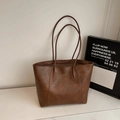 Brown large capacity leather tote bag with vintage texture and gold brand logo - No Pendant / Brown