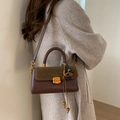 Sac bandoulière en cuir marron et daim vert olive avec boucle dorée vintage - Café (Avec Pendentif)