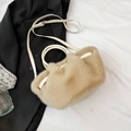 Secchiello in peluche beige con manici in pelle bianca e tracolla staccabile elegante - Cachi