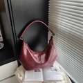 Sac hobo rouge foncé en similicuir brillant avec une silhouette en demi-lune chic - Rouge