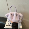 Elegante borsa a secchiello in peluche viola chiaro con manico in pelle e tracolla - Viola