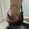 Sac à bandoulière hobo marron chocolat rétro en similicuir avec double surpiqûre - Marron