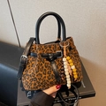 Bucket bag met luipaardprint, zwarte handvatten en een kleurrijke kralenhanger - Met Hanger / Zwart