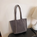 Bolso tote de ante gris oscuro con tachuelas metálicas plateadas y asas largas dobles - Gris