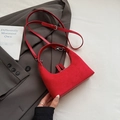 Sac demi-lune minimaliste en daim rouge avec bandoulière réglable pour femmes - Sans pendentif / Rouge