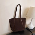 Bolso tote de ante marrón oscuro con remaches plateados y correas delgadas - Marrón