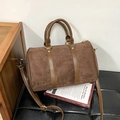 Dunkelbraune Boston-Tasche aus Mattleder mit Vintage-Look und goldenen Beschlägen - Kaffeebraun