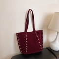 Bolso tote burdeos en ante sintético con tachuelas plateadas y asas largas - Burdeos