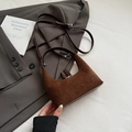 Sac hobo en daim marron foncé avec bandoulière en cuir et boucle métallique - Sans pendentif / Marron