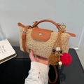 Sac bandoulière en peau de mouton kaki avec cuir marron et pendentifs pompons doux - Khaki avec Pendentif