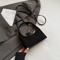 Sac sous le bras croissant noir avec bordure en cuir lisse et bandoulière réglable - Sans pendentif / Noir