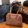 Borsa in pelle scamosciata marrone scuro con cuciture trapuntate e doppi manici - Marrone