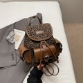 Schicker Rucksack mit Leopardenmuster, dunkelbraunem Lederbesatz und Metallschnallen - Grün