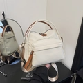 Borsa tote leggera in nylon crema con finiture in pelle marrone e tracolla larga - Bianco