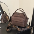 Borsa a tracolla in nylon marrone scuro con tracolla regolabile e design multitasche - Marrone