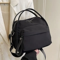 Borsa Boston nera in nylon con tasca frontale e tracolla ampia regolabile - Nero