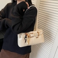 Sac à bandoulière rétro crème en similicuir avec boucle vintage et pendentif perlé - Avec Pendentif / Blanc Cassé