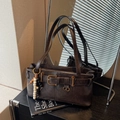 Sac bandoulière vintage marron foncé en similicuir avec boucle et breloque perlée - Avec Pendentif / café