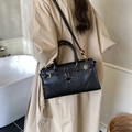 Bolso bandolera vintage de cuero negro texturizado con herrajes dorados y asa superior - Negro