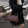 Bolso de mano vintage en cuero marrón oscuro con adorno triangular y bandolera - Marrón