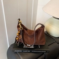 Vintage dunkelbraune Wildleder-Achseltasche mit Lederriemen und Kleeblatt-Perlenanhänger - Kaffee mit Anhänger
