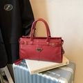 Bolso de mano rectangular rojo oscuro de cuero con herrajes dorados y placa triangular - Rojo