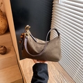 Braune Handtasche aus Wildlederimitat mit Holzperlenquaste und Schultergurt - Grün mit Anhänger