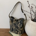 Borsa a tracolla in tela mimetica con cinghia regolabile su un tavolo in legno - Camouflage