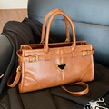 Bolso bandolera de ecocuero marrón con textura granulada y detalle de triángulo - Marrón