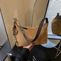 Braune Wildleder-Unterarmtasche mit Vintage-Perlenanhänger und breitem Leder-Schultergurt - Braun mit Anhänger