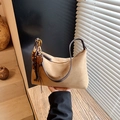 Schicke khakifarbene Veloursleder-Halbmondtasche mit Vintage-Holzperlen-Anhänger - Khaki mit Anhänger